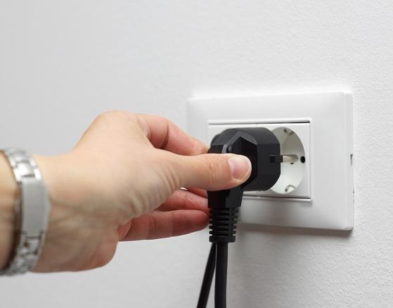 回南天季節(jié)，怎樣避免用電時因受潮引起的觸電?