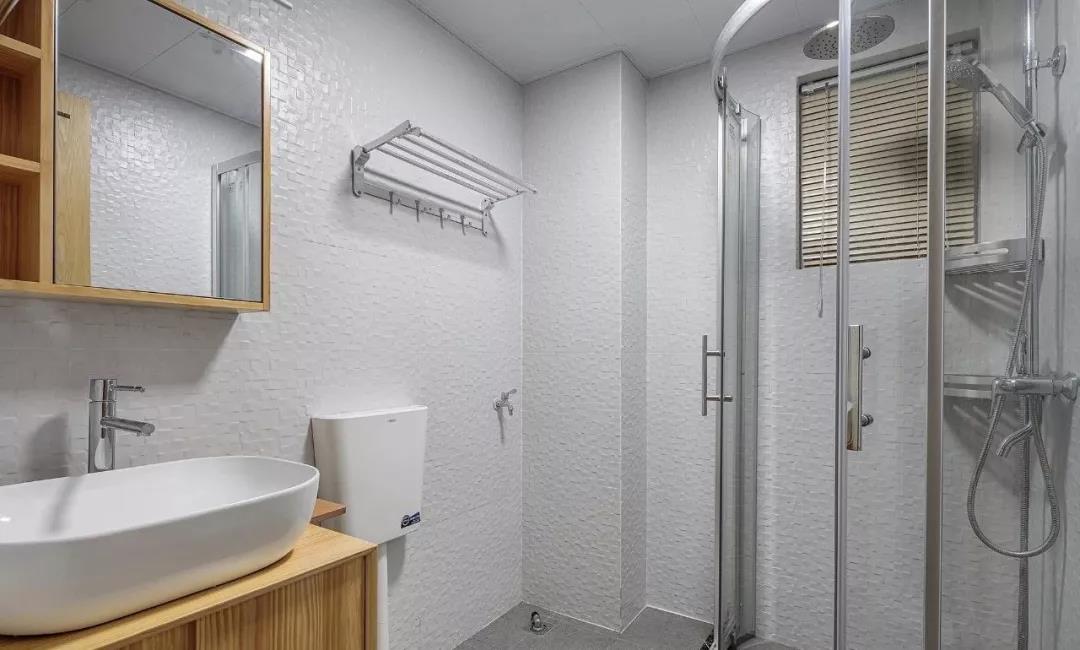 衛(wèi)生間做干濕分離，如何選隔斷材料