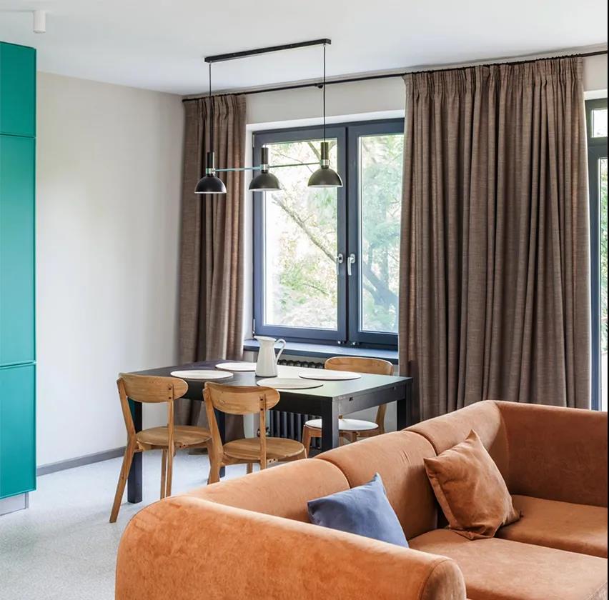 92平現(xiàn)代復(fù)古風(fēng)格裝修，湖藍(lán)色+水磨石餐廳